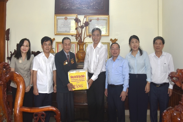 Phó Bí thư Thường trực Tỉnh ủy, Chủ tịch HĐND tỉnh Nguyễn Đăng Quang thăm các gia đình chính sách 