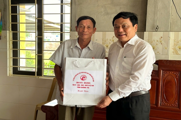 Phó Trưởng đoàn ĐBQH tỉnh Hoàng Đức Thắng thăm các gia đình chính sách