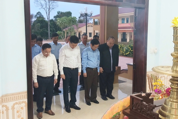 Bí thư Tỉnh ủy Nguyễn Long Hải viếng các hài cốt liệt sĩ quy tập tại tỉnh Savannakhet
