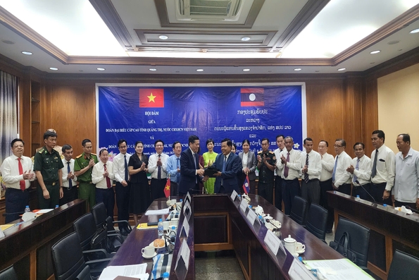 Hội đàm giữa đoàn đại biểu cấp cao tỉnh Quảng Trị với tỉnh Champasak