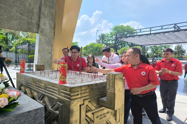 Trung ương Hội Chữ thập đỏ Việt Nam tri ân các anh hùng liệt sĩ