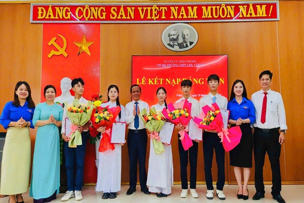 71 học sinh tuổi 18 được kết nạp Đảng đúng dịp kỷ niệm ngày sinh của Bác