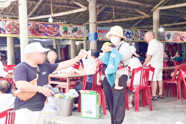 Cần xử lý dứt điểm tình trạng xin tiền du khách ở bãi biển Cửa Việt