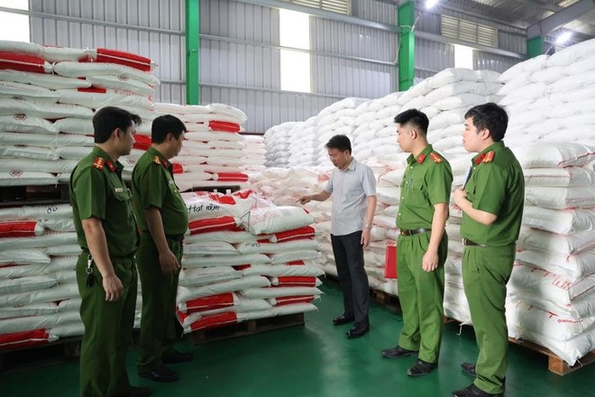 Thị trường mì chính nhiễu loạn: Hàng chục nhãn hiệu không ghi  nguồn gốc, xuất xứ