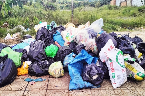 Triệu Phong: Các ô chôn lấp rác trung tâm quá tải, nguy cơ rác ứ đọng lại ở các thôn