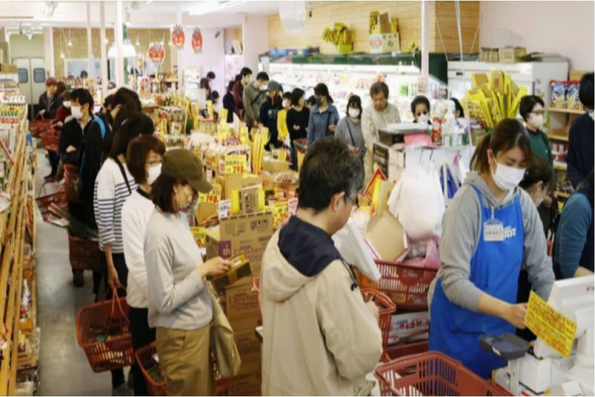 Ngân hàng Nhật “quay cuồng” với lạm phát và áp lực thuế Mỹ