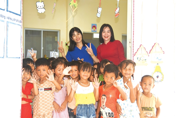 Mang yêu thương đến bản làng ở Hướng Hiệp
