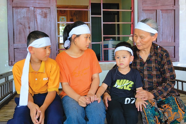Gánh đời trĩu nặng trên đôi vai trẻ thơ
