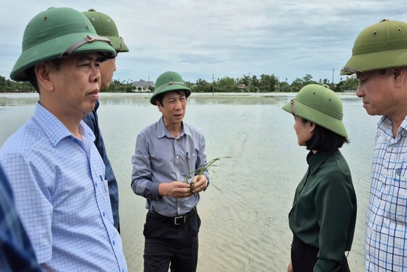 Quyền Chủ tịch UBND tỉnh Hoàng Nam kiểm tra tình hình thiệt hại sau bão số 1
