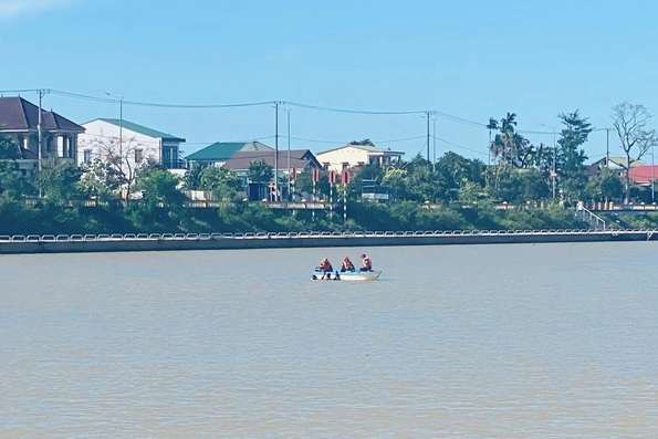 Tìm kiếm nam sinh nghi bị đuối nước tại đập ngăn mặn TP. Đông Hà