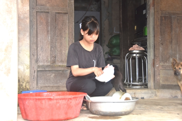 Chông chênh đường đến trường của cô bé mồ côi