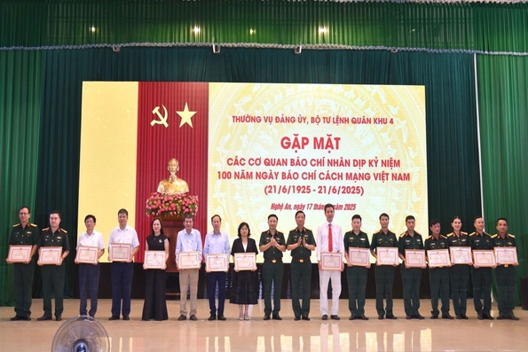 Thường vụ Đảng ủy, Bộ Tư lệnh Quân khu 4 gặp mặt các cơ quan báo chí