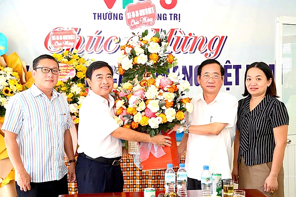 Trưởng Ban Tuyên giáo và Dân vận Tỉnh ủy Hồ Đại Nam thăm CLB Phóng viên Thường trú tại Quảng Trị và thân nhân các nhà báo liệt sĩ