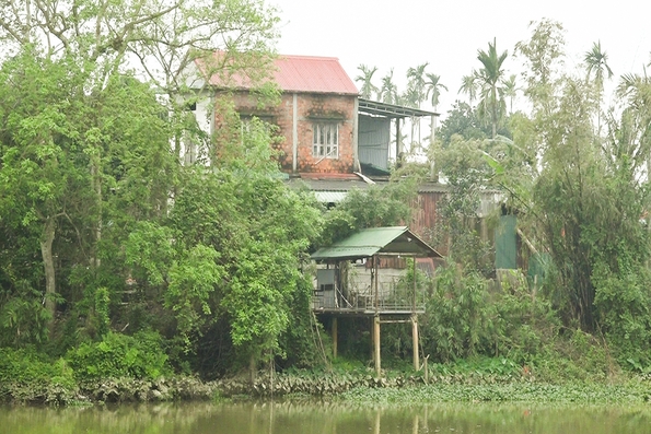 Sông Vĩnh Định đoạn qua thôn Nại Cửu sạt lở khiến người dân bất an