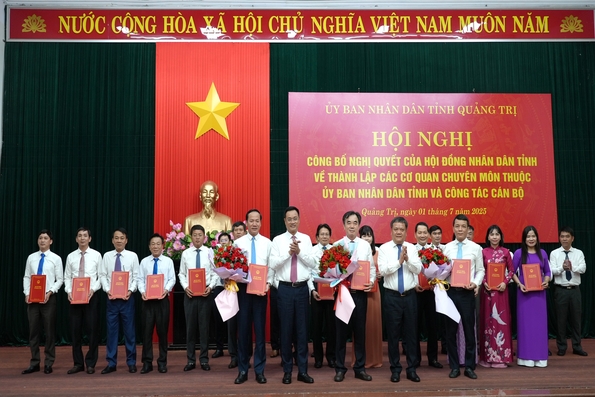 Công bố nghị quyết của HĐND tỉnh về thành lập các cơ quan chuyên môn thuộc UBND tỉnh và công tác cán bộ