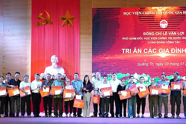 Tri ân và tặng quà thân nhân các gia đình liệt sĩ