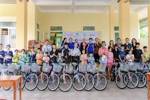 Tặng hơn 400 suất quà cho các gia đình, học sinh có hoàn cảnh khó khăn ở xã Ba Lòng