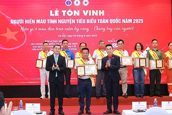 “Người thắp lửa” hiến máu tình nguyện