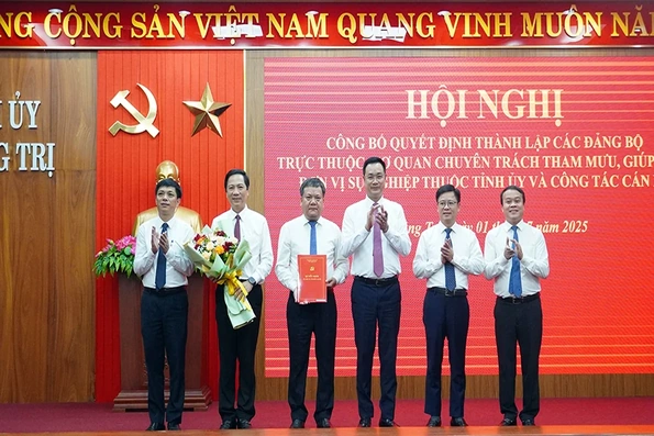 Công bố thành lập đảng bộ, cơ quan chuyên trách, đơn vị trực thuộc Tỉnh ủy Quảng Trị
