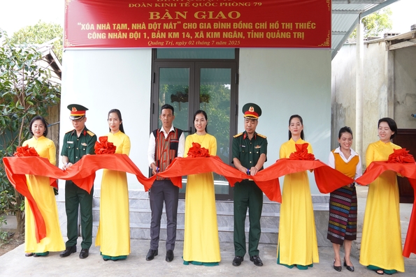 Bàn giao công trình “Xóa nhà tạm, nhà dột nát” tại xã Kim Ngân