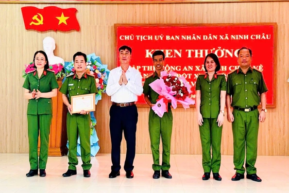 Khen thưởng đột xuất tập thể Công an xã Ninh Châu