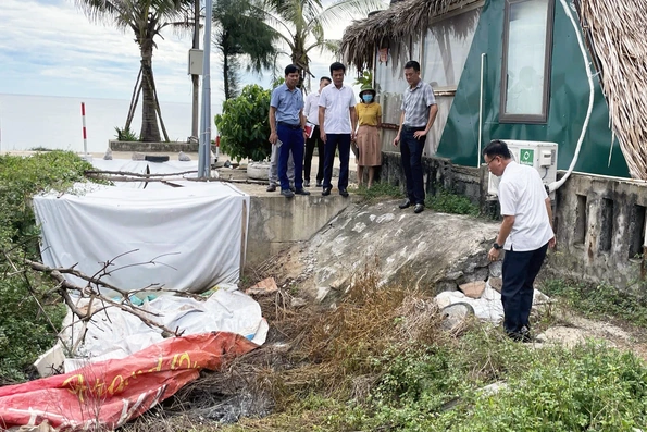 Kiểm tra, xác minh tình trạng ô nhiễm cảnh quan môi trường ở khu vực biển Nhật Lệ